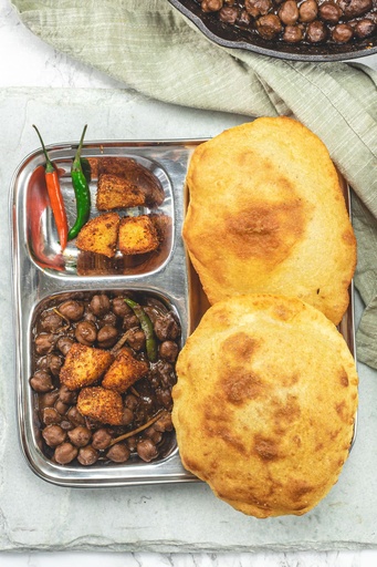 Chole Bhature (2 pcs.)